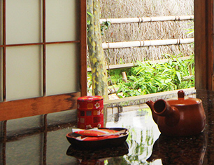 和室8畳室内内側から