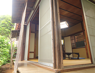 和室8畳室内外側から